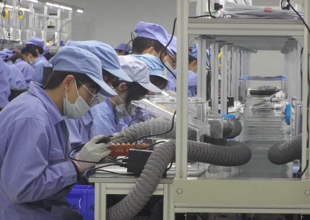 图为中国医疗器材生产线